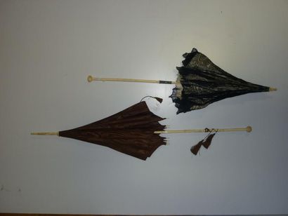 null Deux ombrelles en soie et dentelles, manches en ivoire sculpté. Fin XIXème