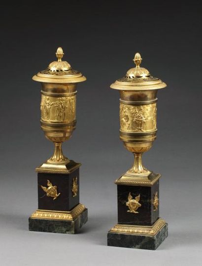 null Paire de cassolettes en bronze doré en forme de vases Médicis, le flanc est...