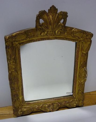 null Glace en bois sculpté et doré. Epoque Louis XV. Haut.: 53,5 cm (miroir post...