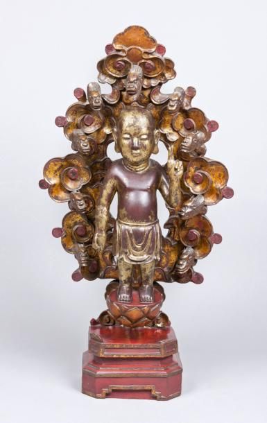 null Bouddha enfant dans des nuées en bois sculpté et doré. Chine du sud, fin XVIIIème,...