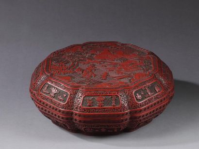 CHINE, ÉPOQUE QIANLONG, XVIIIe siècle Importante boite octogonale en laque de cinabre...