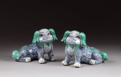 CHINE Deux chiens de Fô émaillés bleu et vert, assis.XIXe siècle.Long. : 23 cm