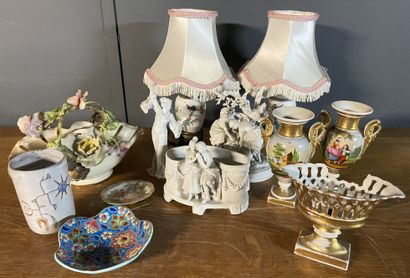 Lot de céramiques dépareillées: vase d'église,...