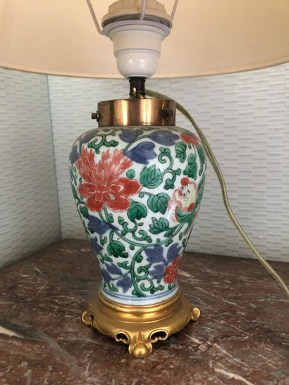 Vase en porcelaine monté en lampe, à décor...