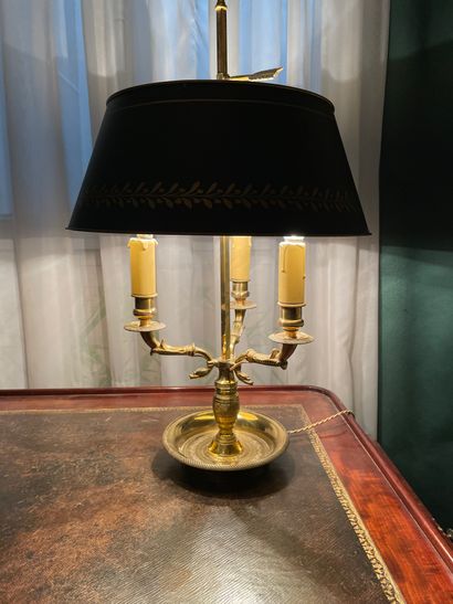 Lampe bouillotte à trois lumières, en bronze...