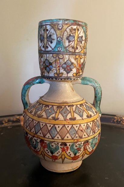 Vase à anses en faïence à décor polychrome...