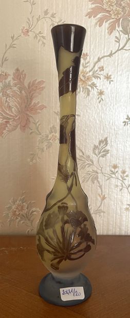 Emile GALLE, Nancy. Vase à long col en verre...