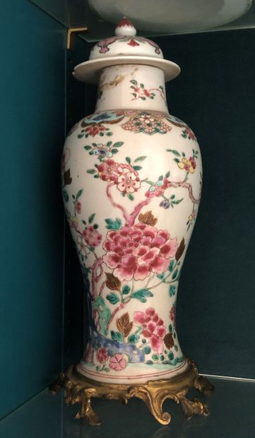 CHINE. Paire de vases couverts en porcelaine...