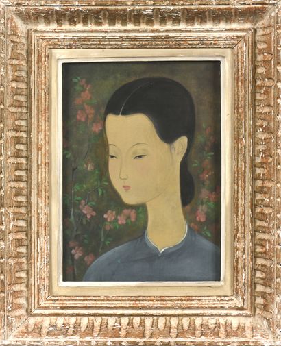  Cao Dam VU (1908-2000)
Young woman with cherry blossom branches
Gouache on silk... Gazette Drouot