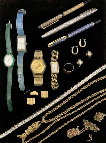 Lot de bijoux fantaisie : montres dont SWATCH...