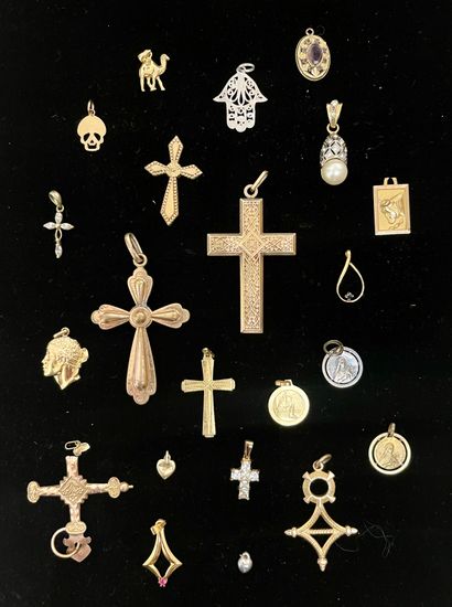 Lot de pendentifs fantaisies: croix et d...