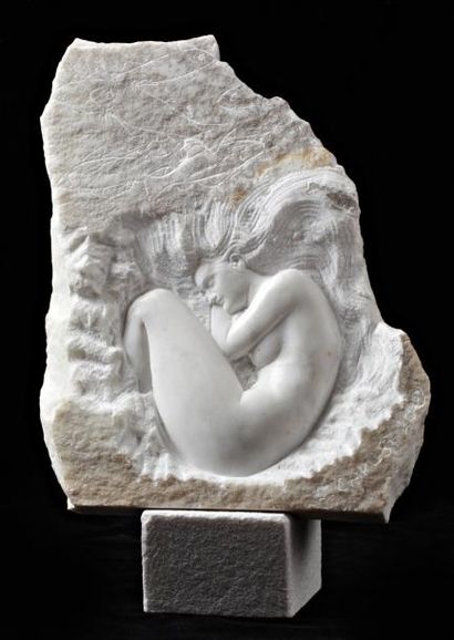Cristina CARUSI (XXème) Femme nue, bas relief en marbre signé. Haut. 27 cm