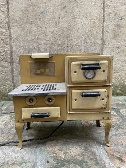null Doll's stove in beige painted sheet metal. Electrically mounted. Circa 1920....