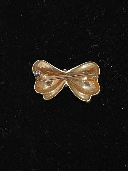 null 750 mm yellow gold bow brooch set with small diamonds (one missing). Gross weight:...
