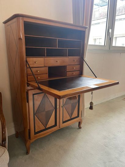 null Veneered desk with inlaid decoration of lozenges set in black-tinted wood frames;...