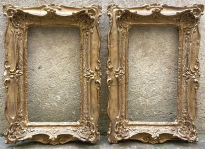 null Pair of small frames in carved gilded wood, decorated with shells in relief...