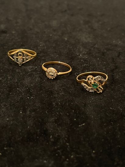 null Lot of three yellow gold rings: the first diamond-shaped (missing), the second...