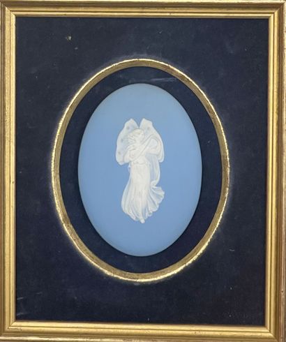 null Oval medallion in Wedgwood-style bisque. Woman with drapery. 9 x 7 cm
