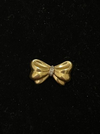 null 750 mm yellow gold bow brooch set with small diamonds (one missing). Gross weight:...