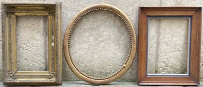 null Set of 3 gilded and natural wood frames, one oval with pearl frieze (accidents)...