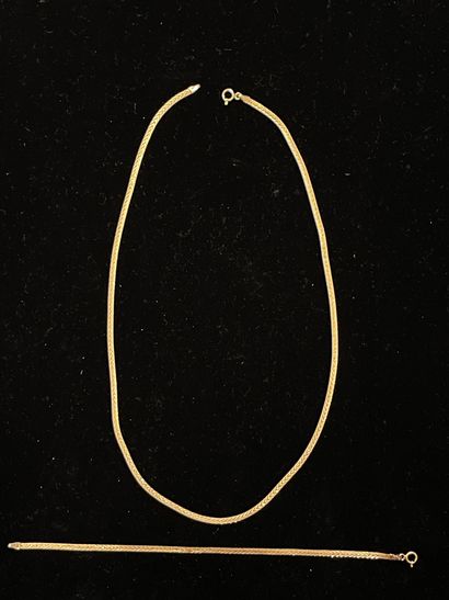 null 585 mm gold flat-mesh herringbone necklace and supple bracelet. Italian work....