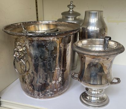 null Lot of silver plated metal including: lion head ice bucket, Medici vase, shakers,...