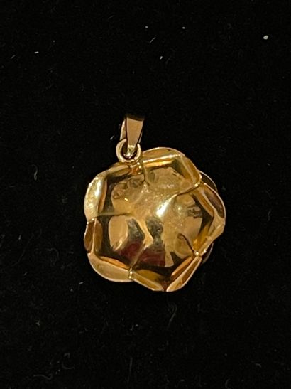 null Rose-shaped pendant in 750 mm yellow gold. Weight: 2g