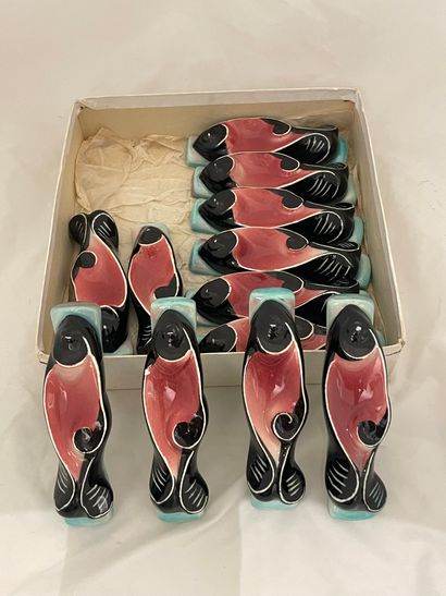 null 12 glazed earthenware knife holders forming fish. Length of one: 11 cm.