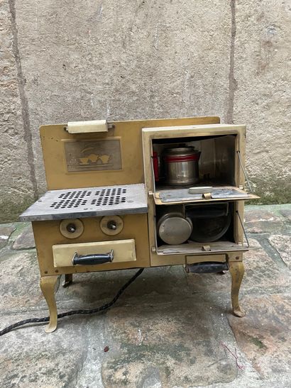 null Doll's stove in beige painted sheet metal. Electrically mounted. Circa 1920....