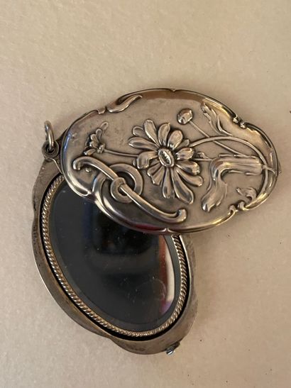 null Small silver pendant mirror with chased flower design. Gross weight: 25.8g