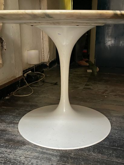 null Eero SAARINEN (1910-1961) for KNOLL. Tulip-shaped table, circular top in veined...