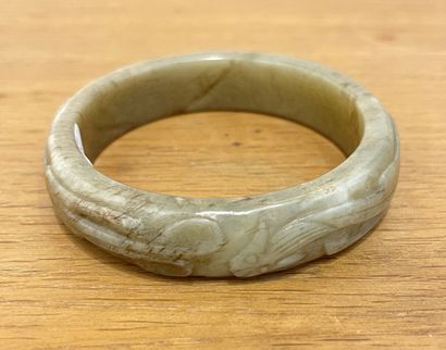 null CHINA - Early 20th century
Celadon nephrite bracelet carved with two qilongs...