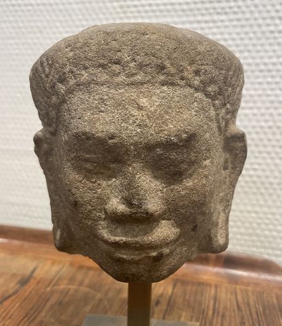 null Stone Buddha head. Khmer Height: 12 cm. 12th century.