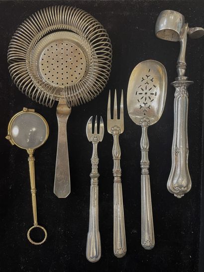 null Silver-plated set including: a sprinkling spoon, an hors-d'oeuvre fork, an oyster...