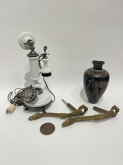 null Lot of trinkets: Far East style vase, vintage telephone as is, bronze medal...