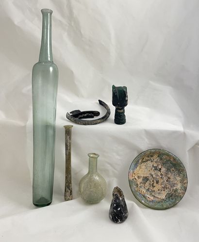 null Set of pieces including a pitcher base, an accidented flask with missing parts,...
