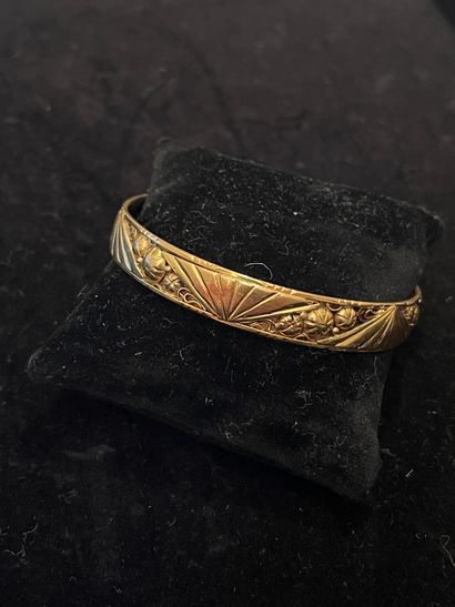 null 750 mm yellow gold rigid bracelet decorated with fans and flowers. (knocks)....
