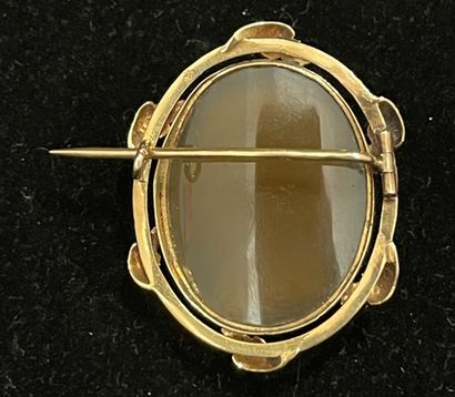 null Brooch in 750°/00 yellow gold with chased foliate decoration set with a hardstone...