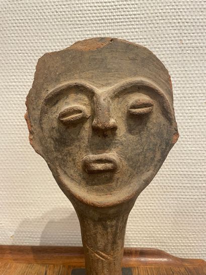 null AKAN (Ghana) terracotta head. Base. Height: 29 cm (accidents and missing pa...