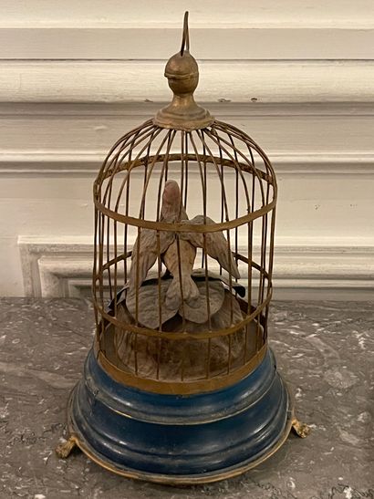 null Singing bird cage in polychrome sheet metal. Height: 27 cm.