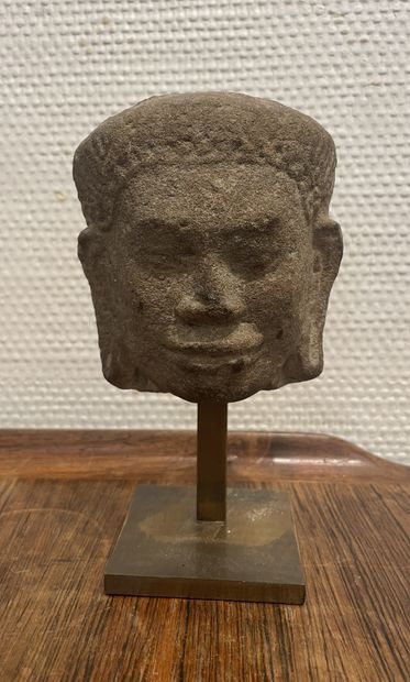 null Stone Buddha head. Khmer Height: 12 cm. 12th century.