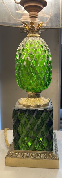 null Pineapple lamp base in green cut crystal and gilt bronze. Height: 22 cm.