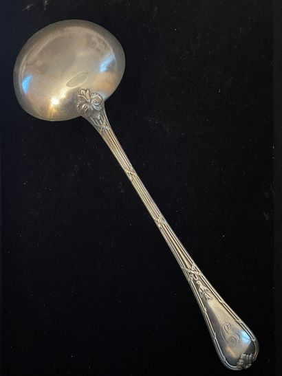null CHRISTOFLE. Silver-plated ladle decorated with crossed ribbons.