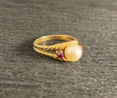 null Yellow gold 750 mm ring with two twisted bodies set with a pearl between two...