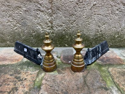 null Pair of brass spinning top andirons. Height: 18 cm