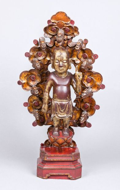 Bouddha enfant dans des nuées en bois sculpté...