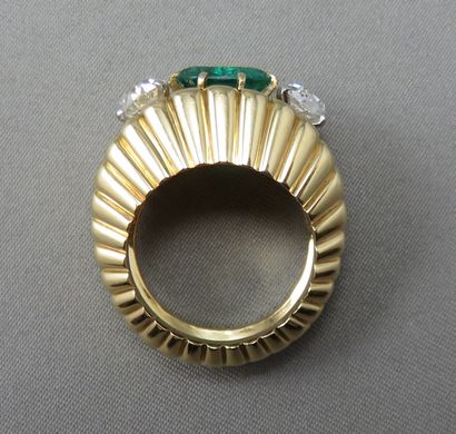 null Important Emerald//Diamonds signet ring in 750°/00 gold, with a curved center,...