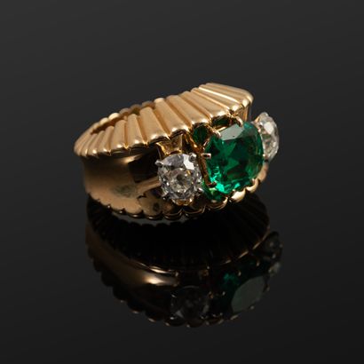 null Important Emerald//Diamonds signet ring in 750°/00 gold, with a curved center,...