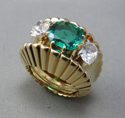 null Important Emerald//Diamonds signet ring in 750°/00 gold, with a curved center,...