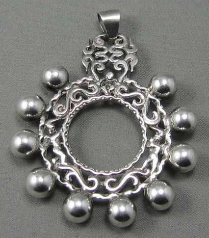 null Pendentif "Dizainier" en argent ajouré. Poids: 15,70 g